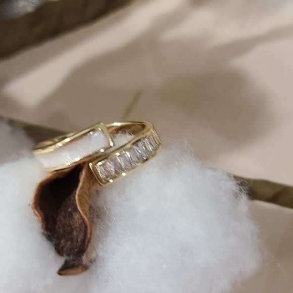 🎉🎉NEW🎉🎉 GORGEOUS!! Adjustable White Enamel And CZ Baguettes Claw Ring - Picture 14 of 16